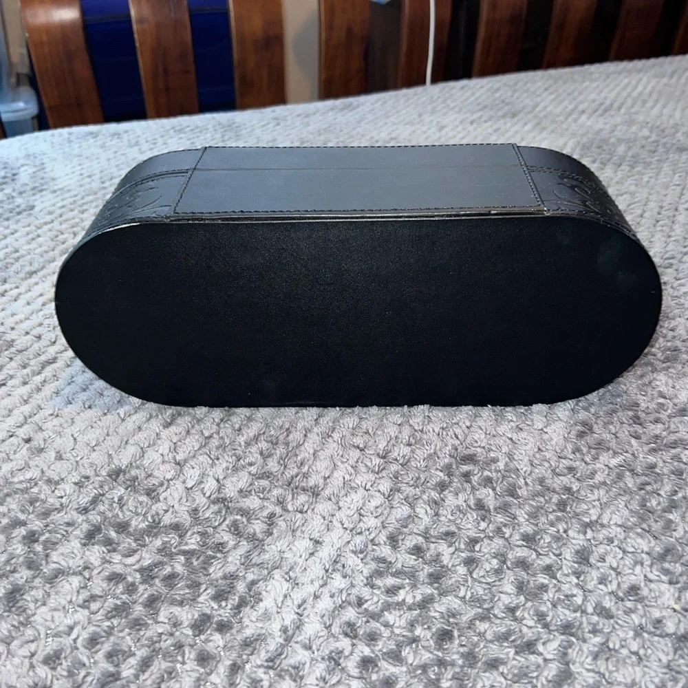 YOUNIQUE Presenters Black Makeup Case Box Latch Faux Leather 12” Oval Embossed